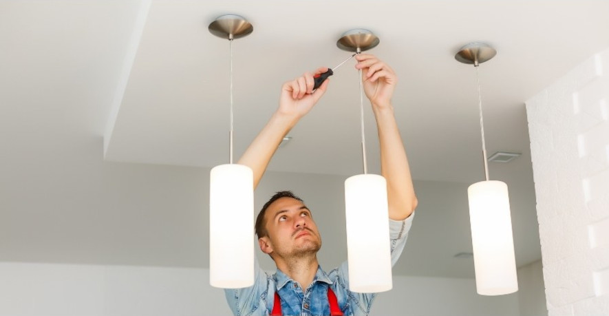 Montering af en loftslampe