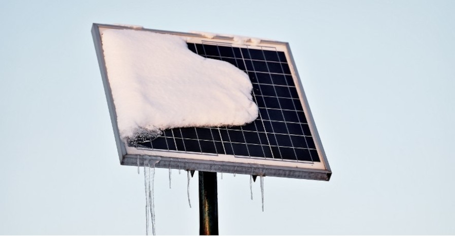 Solpanel delvist dækket af sne